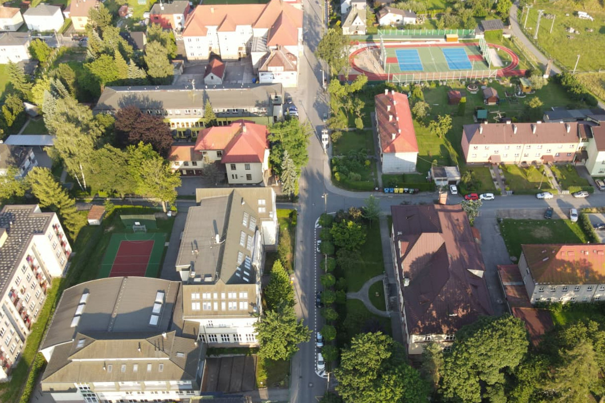 Nově opravený povrch ulice Sadová nebo Školní
